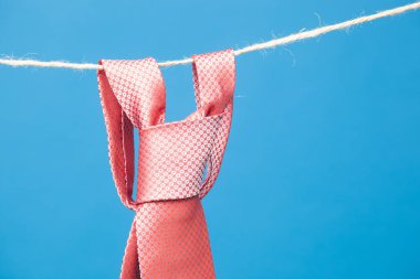 Kravat birçok meslek, bankacılar, finansörler, yöneticiler, yöneticiler, vb giyinme yolu bir unsurdur ... Kravat düğümlenmiş ve clothespin tarafından tutulan bir ip asılı. Klasik giyinme şekli,
