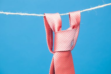 Kravat birçok meslek, bankacılar, finansörler, yöneticiler, yöneticiler, vb giyinme yolu bir unsurdur ... Kravat düğümlenmiş ve clothespin tarafından tutulan bir ip asılı. Klasik giyinme şekli,