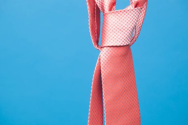 Kravat birçok meslek, bankacılar, finansörler, yöneticiler, yöneticiler, vb giyinme yolu bir unsurdur ... Kravat düğümlenmiş ve clothespin tarafından tutulan bir ip asılı. Klasik giyinme şekli,