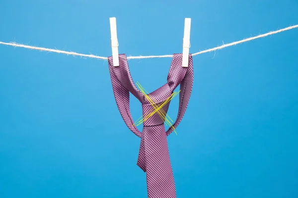古典的な結び目でネクタイ ロープに掛けられ 服をハングアップするために木製の服のピンで固定 — ストック写真
