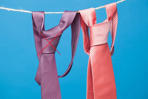 领带与经典结 挂在绳子上 用木制衣夹固定 挂衣服 — 图库照片
