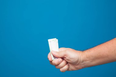 Euro nakit ödeme, iyi bir satın alma yapmak için. Euro faturaları ve paraları ile ödeme.
