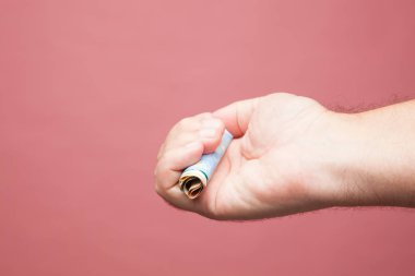 Elinde para, bir şey ödemek ya da satın almak için eylem, bir yatırımın yararları. Pazarda satın al. Rüşvet. Yetişkin bir kişinin elinde yasal ihale Euro notları.