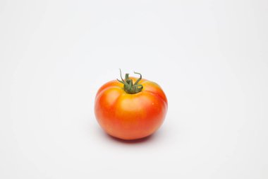 Bahçeden gelen domates, yeni toplanmıştır, bahçeden pazara. Sağlıklı ve lezzetli domates, çiğ veya pişmiş yenebilir.