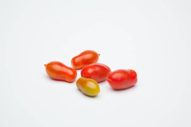 Bahçeden gelen domates, yeni toplanmıştır, bahçeden pazara. Sağlıklı ve lezzetli domates, çiğ veya pişmiş yenebilir.