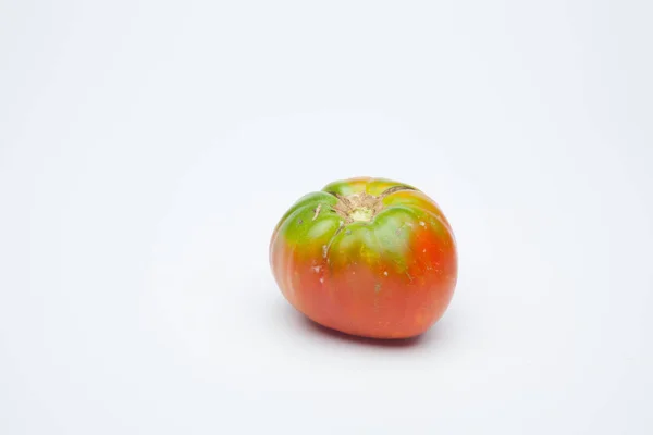 정원에서 토마토는 정원에서 시장에 이르기까지 건강하고 맛있는 토마토 그것은 먹거나 — 스톡 사진