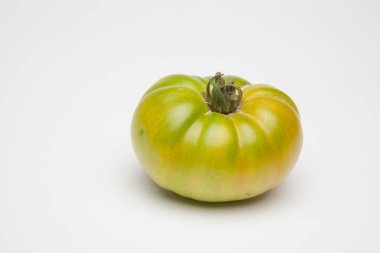 Yeşil domates, bahçeden yeni getirilen son tüketiciye veya pazara götürülmek üzere satılacak. Buzdolaplarında azar azar olgunlaşan ve pazara mükemmel renkte ulaşacak yeşil domatesler yenir. Ham