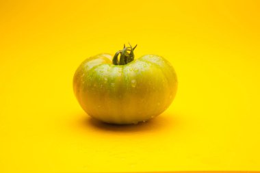 Yeşil domates, bahçeden yeni getirilen son tüketiciye veya pazara götürülmek üzere satılacak. Buzdolaplarında azar azar olgunlaşan ve pazara mükemmel renkte ulaşacak yeşil domatesler yenir. Ham