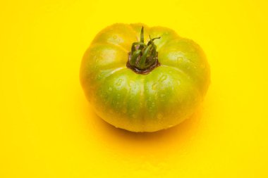 Yeşil domates, bahçeden yeni getirilen son tüketiciye veya pazara götürülmek üzere satılacak. Buzdolaplarında azar azar olgunlaşan ve pazara mükemmel renkte ulaşacak yeşil domatesler yenir. Ham