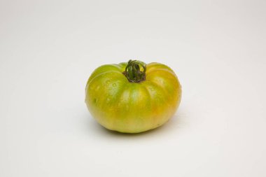 Yeşil domates, bahçeden yeni getirilen son tüketiciye veya pazara götürülmek üzere satılacak. Buzdolaplarında azar azar olgunlaşan ve pazara mükemmel renkte ulaşacak yeşil domatesler yenir. Ham