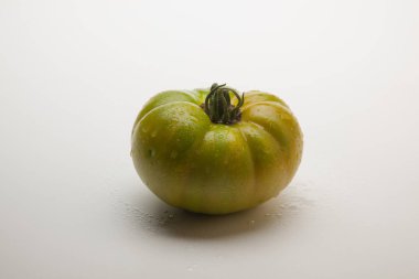 Yeşil domates, bahçeden yeni getirilen son tüketiciye veya pazara götürülmek üzere satılacak. Buzdolaplarında azar azar olgunlaşan ve pazara mükemmel renkte ulaşacak yeşil domatesler yenir. Ham