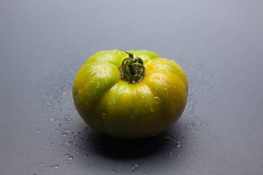 Yeşil domates, bahçeden yeni getirilen son tüketiciye veya pazara götürülmek üzere satılacak. Buzdolaplarında azar azar olgunlaşan ve pazara mükemmel renkte ulaşacak yeşil domatesler yenir. Ham