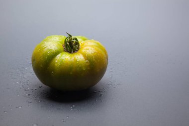 Yeşil domates, bahçeden yeni getirilen son tüketiciye veya pazara götürülmek üzere satılacak. Buzdolaplarında azar azar olgunlaşan ve pazara mükemmel renkte ulaşacak yeşil domatesler yenir. Ham