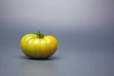 Yeşil domates, bahçeden yeni getirilen son tüketiciye veya pazara götürülmek üzere satılacak. Buzdolaplarında azar azar olgunlaşan ve pazara mükemmel renkte ulaşacak yeşil domatesler yenir. Ham