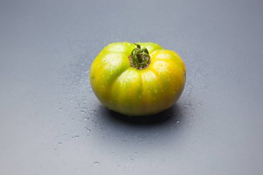 Yeşil domates, bahçeden yeni getirilen son tüketiciye veya pazara götürülmek üzere satılacak. Buzdolaplarında azar azar olgunlaşan ve pazara mükemmel renkte ulaşacak yeşil domatesler yenir. Ham