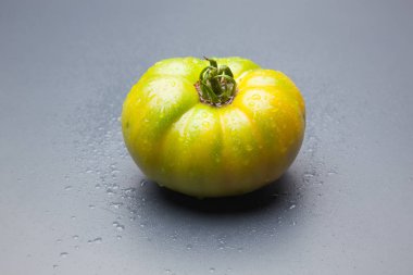 Yeşil domates, bahçeden yeni getirilen son tüketiciye veya pazara götürülmek üzere satılacak. Buzdolaplarında azar azar olgunlaşan ve pazara mükemmel renkte ulaşacak yeşil domatesler yenir. Ham