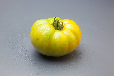 Yeşil domates, bahçeden yeni getirilen son tüketiciye veya pazara götürülmek üzere satılacak. Buzdolaplarında azar azar olgunlaşan ve pazara mükemmel renkte ulaşacak yeşil domatesler yenir. Ham