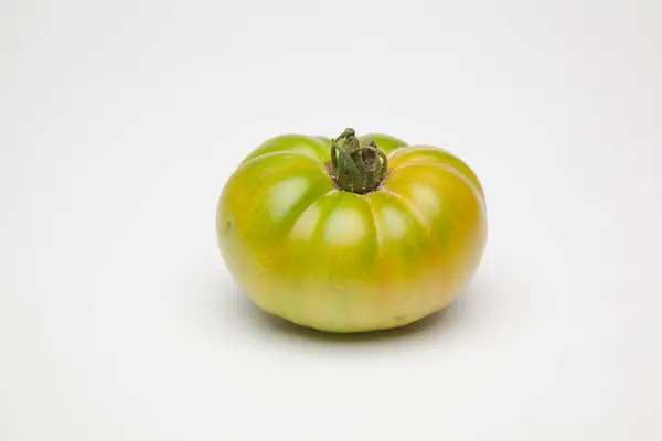 グリーントマトは 最終的な消費者や販売される市場に取られるために庭から持って来た新鮮な 冷蔵庫で少しずつ熟し 食べられるのに最適な色で市場に到着するグリーントマト — ストック写真