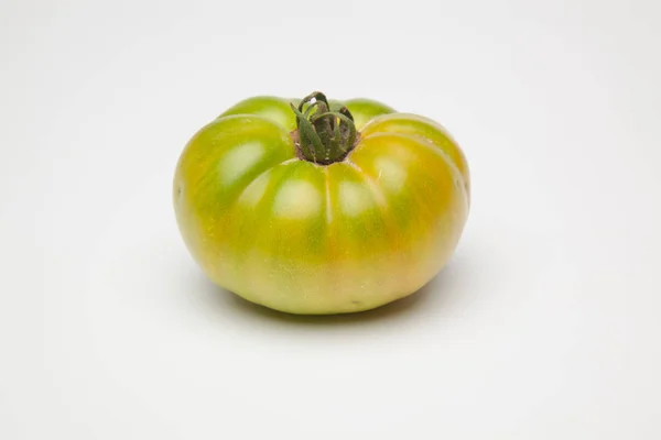 绿色的西红柿 新鲜从花园被带到最终消费者或市场出售 绿色的西红柿 将在冰箱里一点一点地成熟 以完美的颜色到达市场食用 — 图库照片