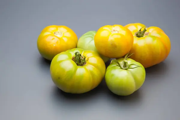 绿色的西红柿 新鲜从花园被带到最终消费者或市场出售 绿色的西红柿 将在冰箱里一点一点地成熟 以完美的颜色到达市场食用 — 图库照片