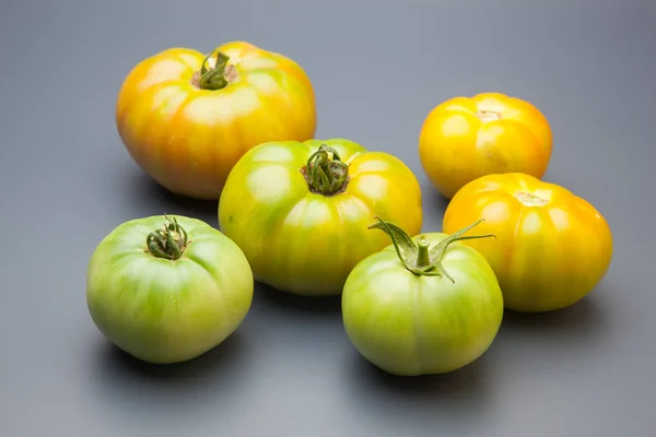 Pomodoro Verde Pomodoro Rosso Processo Maturazione Pomodori Vengono Raccolti Verdi — Foto Stock