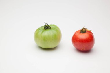 Domatesler yeşilden kırmızıya, olgunlaşma işlemi. Yeşil domates henüz tüketime hazır değil, kırmızı domates vitamin ve lezzet dolu, tüketim için hazırlanan.