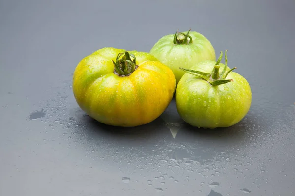 녹색에서 빨간색으로 토마토 토마토는 소비할 준비가 않았으며 비타민과 가득한 토마토는 — 스톡 사진