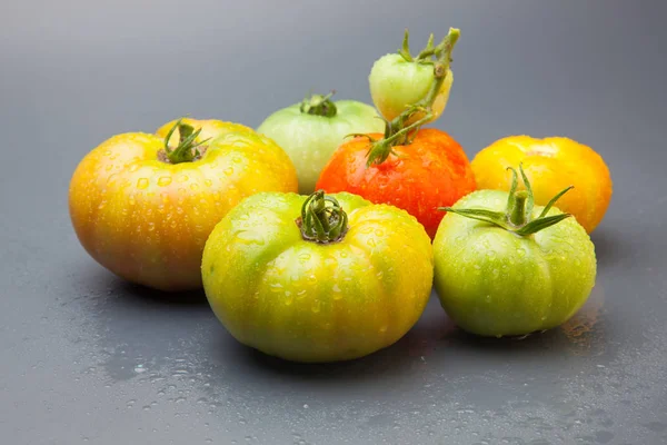 green tomato, red tomato, ripe and ripe, freshly brought from the garden to the market. Mature tomatoes are sweeter and are about to be consumed, green tomatoes are about to mature. Organic tomatoes, can be consumed raw in juices and in salads