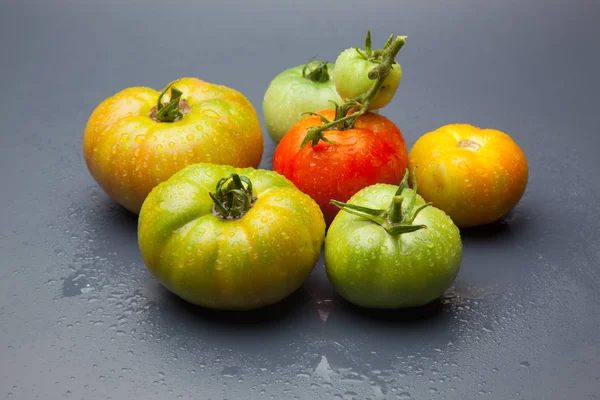 green tomato, red tomato, ripe and ripe, freshly brought from the garden to the market. Mature tomatoes are sweeter and are about to be consumed, green tomatoes are about to mature. Organic tomatoes, can be consumed raw in juices and in salads