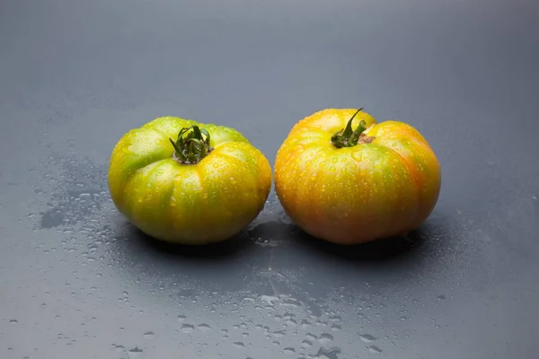 토마토 토마토 토마토는 녹색으로 수확되어 밖에서 외부로 있으며 프로세스가 길어지고 — 스톡 사진