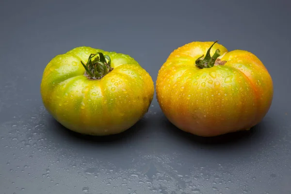 緑から赤にトマト 熟成プロセス グリーントマトはまだ消費の準備ができていません ビタミンと風味の完全な赤いトマト 消費のために準備 — ストック写真