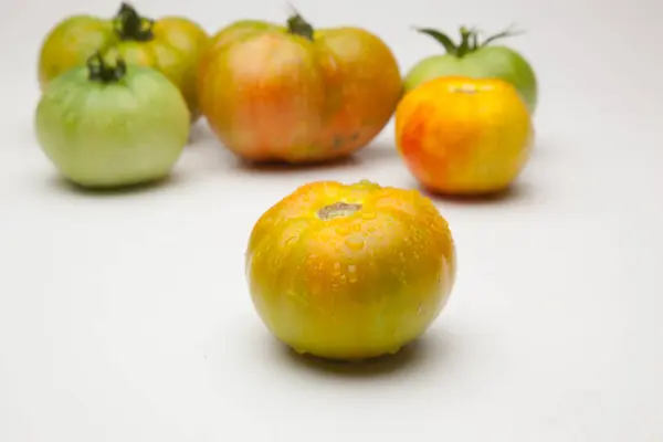 Tomate Rojo Verde Orgánico Llegó Desde Jardín Mercado Producto Proximidad —  Fotos de Stock