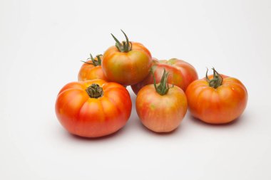 yeşil domates, kırmızı domates, olgun ve olgun, taze pazara bahçeden getirdi. Olgun domates tatlı ve hakkında tüketilecek, yeşil domates olgun hakkında. Organik domates, meyve suları ve salatalarda çiğ olarak tüketilebilir