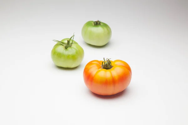 Green Tomato Red Tomato Ripe Ripe Freshly Brought Garden Market — Stock Photo, Image