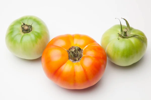 绿色番茄 红番茄 成熟成熟 新鲜从花园带到市场 成熟的西红柿更甜 即将被食用 绿色西红柿即将成熟 有机西红柿 可以在果汁和沙拉中生吃 — 图库照片