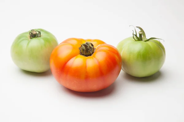 Tomate Verde Tomate Vermelho Maduro Maduro Recém Trazido Jardim Para — Fotografia de Stock