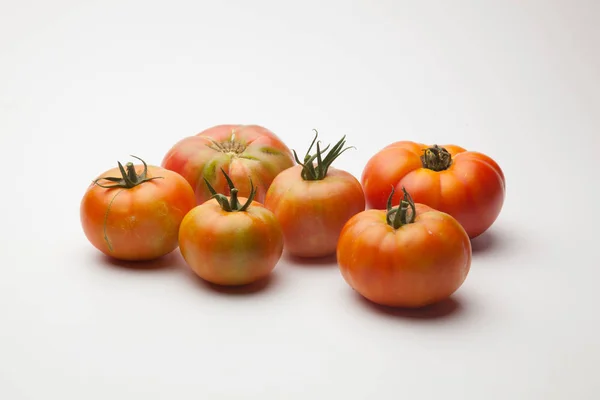 Zielony Pomidor Czerwony Pomidor Dojrzałe Dojrzałe Świeżo Przywiezione Ogrodu Rynek — Zdjęcie stockowe