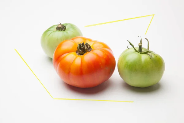 Pomodoro Verde Pomodoro Rosso Maturo Maturo Appena Portato Dal Giardino — Foto Stock