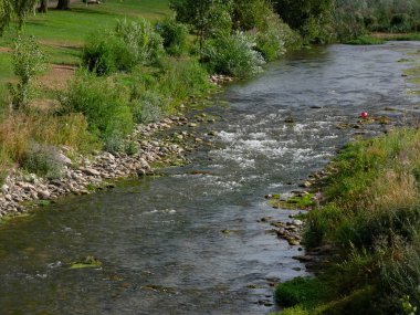 Najerilla Nehri, Camino de Santiago 'nun Fransız yolundan geçen bir hacı şehri olan Njera şehrinden geçiyor..