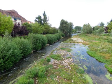 Najerilla Nehri, Camino de Santiago 'nun Fransız yolundan geçen bir hacı şehri olan Njera şehrinden geçiyor..