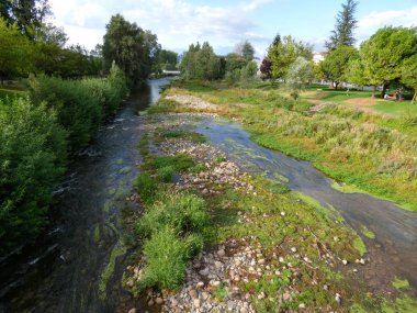 Najerilla Nehri, Camino de Santiago 'nun Fransız yolundan geçen bir hacı şehri olan Njera şehrinden geçiyor..