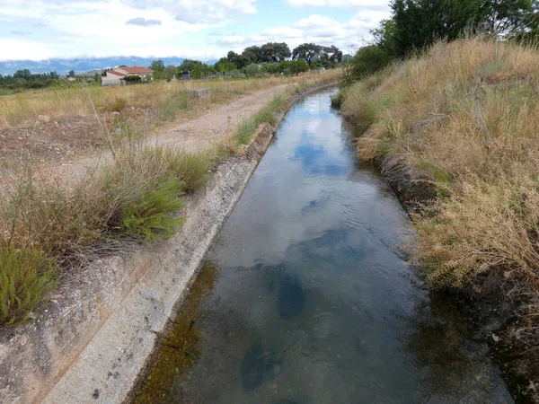 Αρδευτικό Κανάλι Γεμάτο Νερό Που Πηγαίνει Στα Χωράφια Για Ποτίζεται — Φωτογραφία Αρχείου