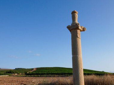 Kasabanın çıkışındaki taş şehir simgesi antik çağlarda olan şeylerin hatırlandığı yer. Mahkûmların yargılandığı yeri gösteren kilometre taşı.