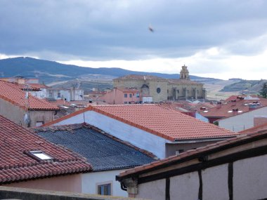 Santo Domingo de la Calzada, İspanya'nın La Rioja bölgesinde yer alan bir şehirdir. Camino de Santiago yapmak hacıların geçiş Köyü. Katedral ve çeşitli kiliselerin yanı sıra iki turistik pansiyonlar ile Anıtsal şehir.