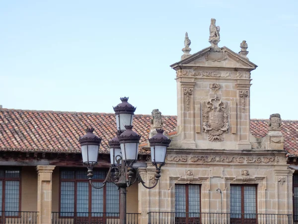 サントドミンゴ カルザダは スペインのラ リオハのコミュニティの町です カミノ サンティアゴを作る巡礼者の通路の村 大聖堂といくつかの教会だけでなく 2つの観光ホステルを持つ記念碑的な町 — ストック写真