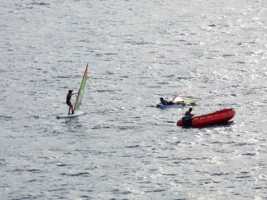 bir yelken tahtası üzerinde yelken öğrenme, rüzgar tarafından sürüklenen