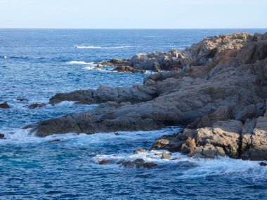 Costa Brava, Girona, İspanya, Akdeniz kıyıları, plajlar ve kayalıklar, engebeli manzara, güzel çok güzel dolu
