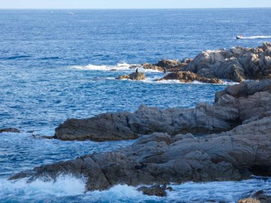 Costa Brava, Girona, İspanya, Akdeniz kıyıları, plajlar ve kayalıklar, engebeli manzara, güzel çok güzel dolu