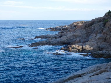 Costa Brava, Girona, İspanya, Akdeniz kıyıları, plajlar ve kayalıklar, engebeli manzara, güzel çok güzel dolu