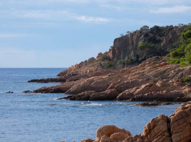 Costa Brava, Girona, İspanya, Akdeniz kıyıları, plajlar ve kayalıklar, engebeli manzara, güzel çok güzel dolu